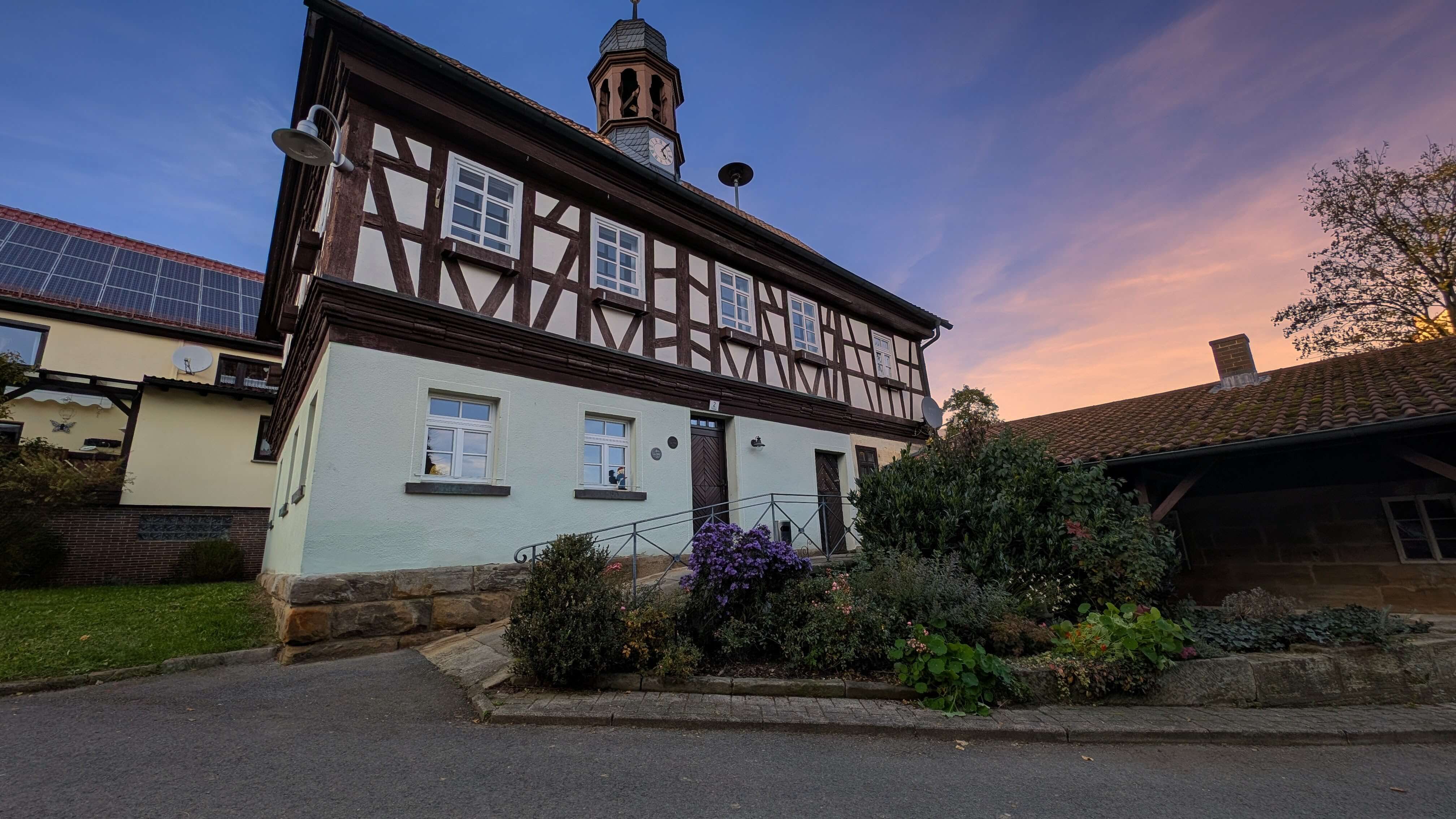 Altes Rathaus Gossenberg im Herbst.