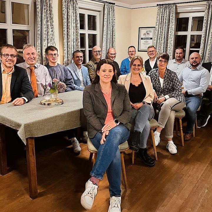 Die Gemeinderatskandidatinnen und -kandidaten der FREIEN WÄHLER Großheirath für die Wahl 2026 sitzen an einem Wirtshaustisch mit Blumengedeck und blicken in die Kamera. vl: Adrian Kirchner, Hermann Raab, Hannes Krempel, Oliver Göckel, Peter Hein, Nadja Buhl, Markus Taschek, Franziska Lorenz, Christian Zapf, Andreas Lorenz, Angelika Rasch, Sebastian Fellisch, Alexander Hermann, Roman Obstfelder