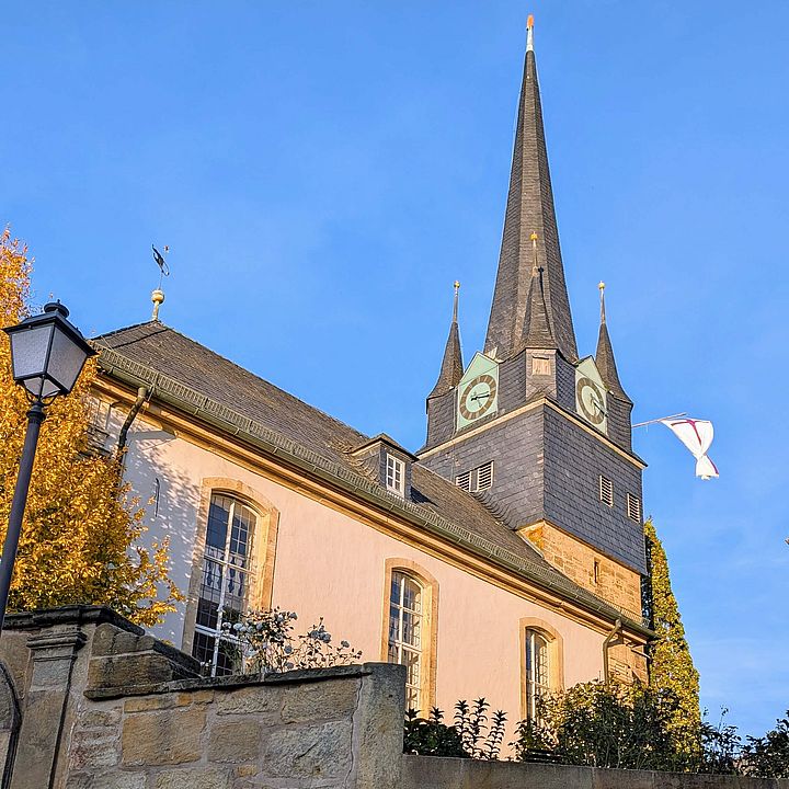 Die evangelisch-lutherische Filialkirche St. Oswald in Rossach erstrahlt im goldenen Herbstlicht. Die warmen Farben der Bäume harmonieren wunderbar mit dem Schieferdach und dem Sa.ndstein der Kirchenmauer. 🍂☀️ #Rossach #Herbst #StOswald #KircheinRossach