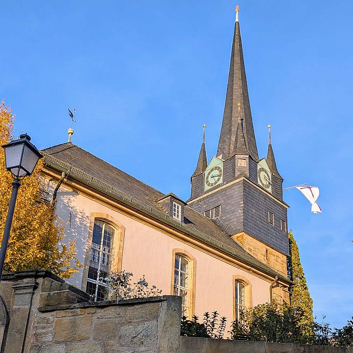 Die evangelisch-lutherische Filialkirche St. Oswald in Rossach erstrahlt im goldenen Herbstlicht. Die warmen Farben der Bäume harmonieren wunderbar mit dem Schieferdach und dem Sa.ndstein der Kirchenmauer. 🍂☀️ #Rossach #Herbst #StOswald #KircheinRossach