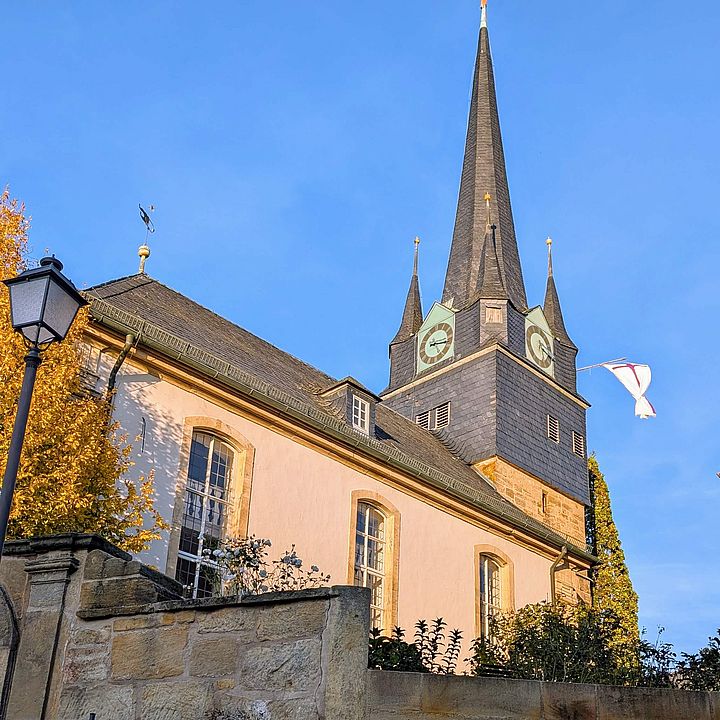 Die evangelisch-lutherische Filialkirche St. Oswald in Rossach erstrahlt im goldenen Herbstlicht. Die warmen Farben der Bäume harmonieren wunderbar mit dem Schieferdach und dem Sa.ndstein der Kirchenmauer. 🍂☀️ #Rossach #Herbst #StOswald #KircheinRossach