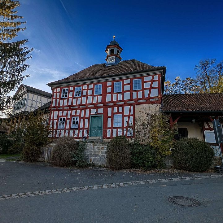 Haus der Bäuerin in Buchenrod im Herbst bei Sonnenuntergang