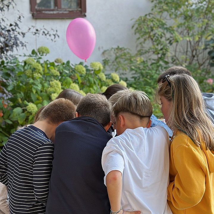 Das Bild zeigt Kinder mittleren Alters beim Spielen an der "School's-In" Feier