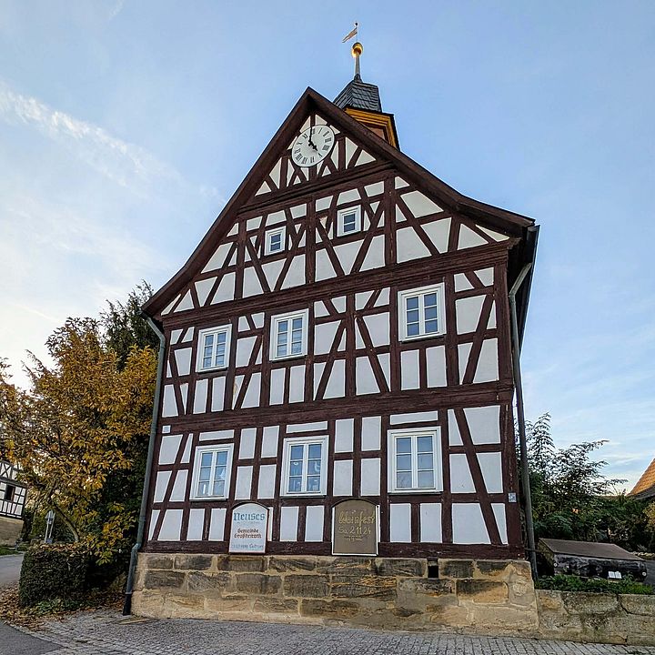 Bild des alten Rathauses in Neuses an den Eichen